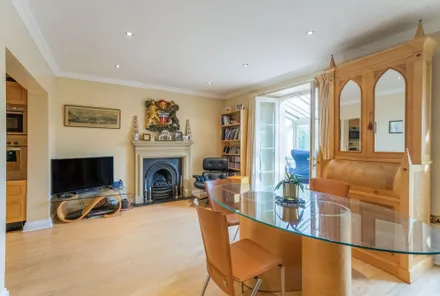 Gallery images - Crisp Cowley