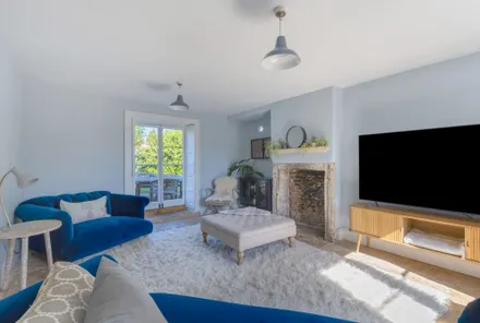 Gallery images - Crisp Cowley